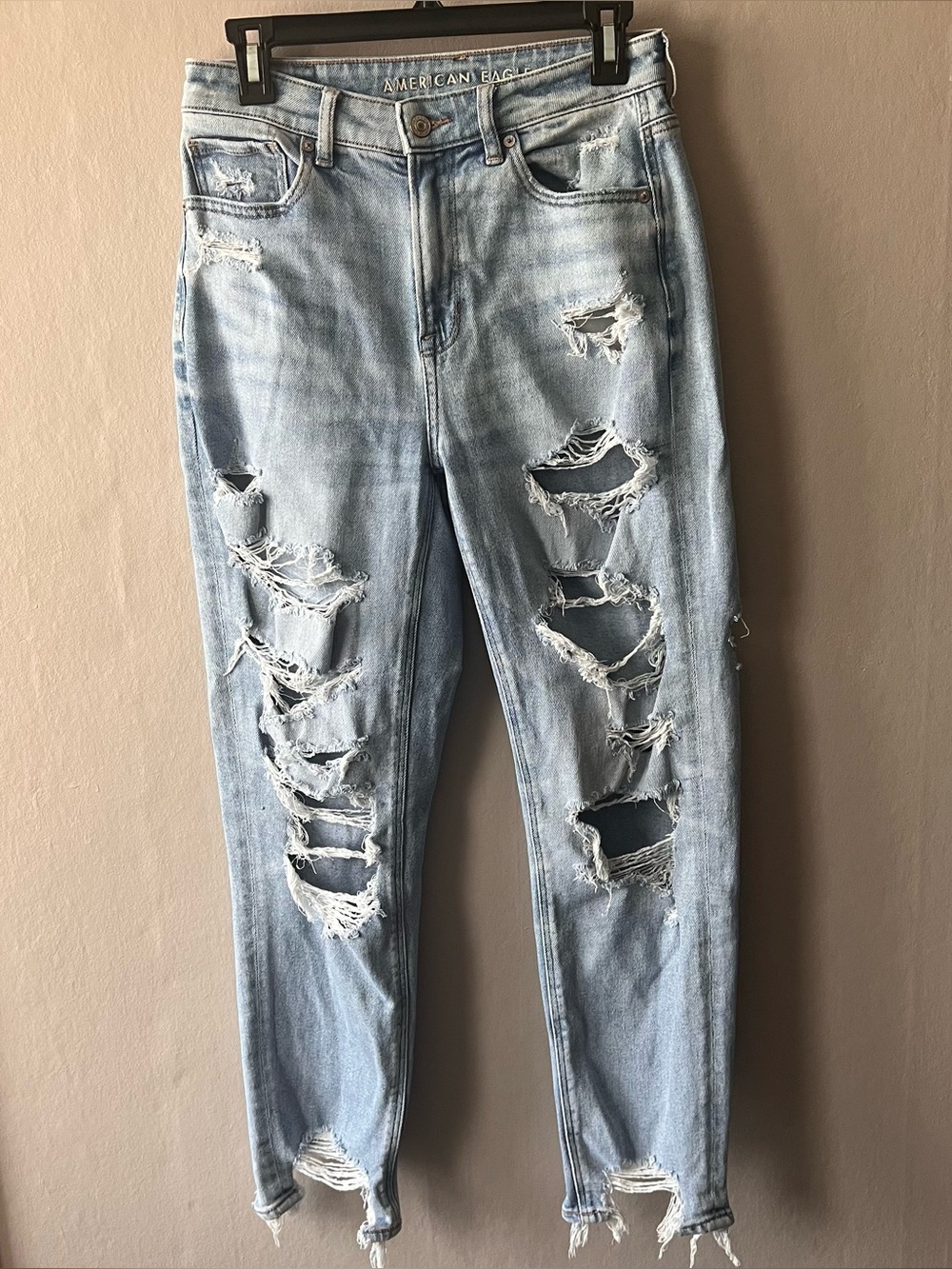 American Eagle Distressed Mom Jeans Size 6